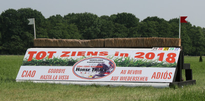 eventing-hindernissen bak met riet en spandoek