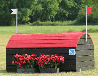 eventing-hindernissen bak met rood dak