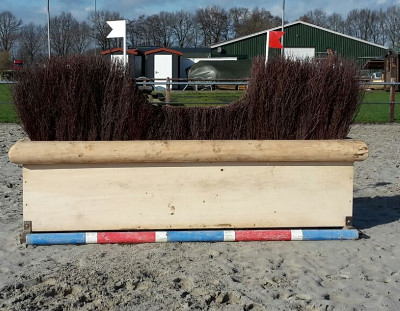 eventing-hindernissen bezembak met smalle doorgang