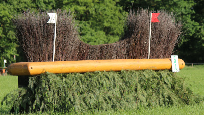 eventing-hindernissen grote bak met bezem borstels