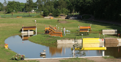 eventing-hindernissen waterbak met verschillende hindernissen