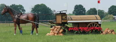 eventing-hindernissen bakkerswagen met paard